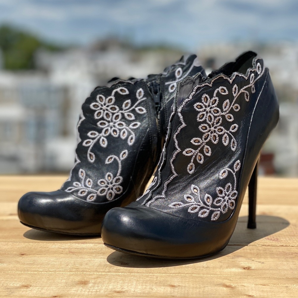 Alexander McQueen‎ 178439 Black Embroidery Leather Heels Boots Size 37.5 $1300